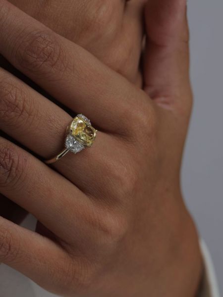 Ring with Fancy vivid yellow CVD diamond