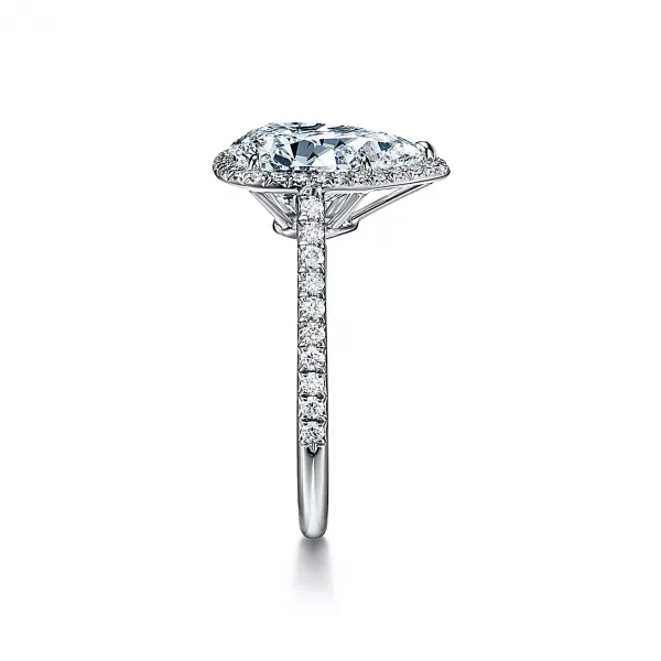 Pear-shaped Halo Engagement Ring with a Diamond gold Band